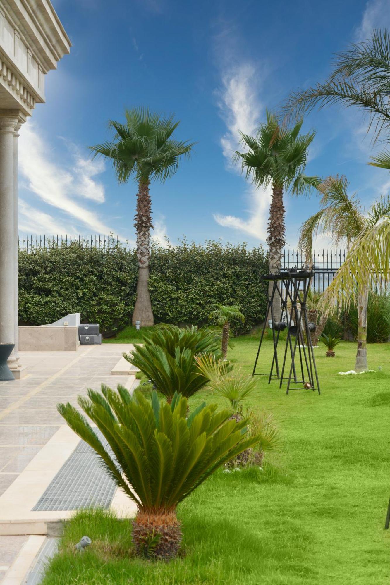 Moevenpick Hotel Du Lac Tunis Luaran gambar The garden of the villa