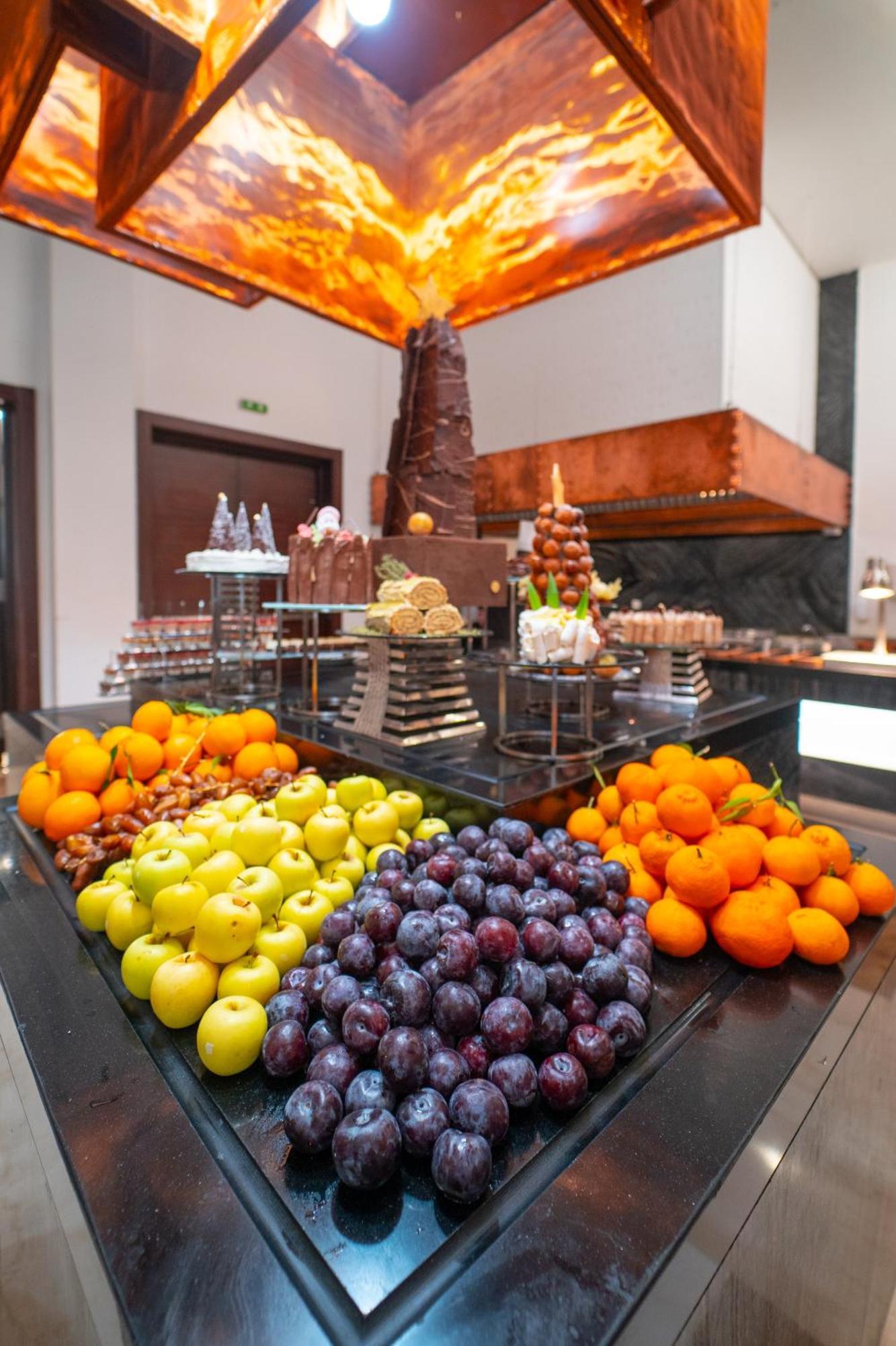 Moevenpick Hotel Du Lac Tunis Luaran gambar Fruit at a buffet