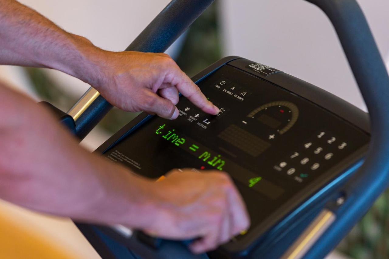 Moevenpick Hotel Du Lac Tunis Luaran gambar A treadmill console